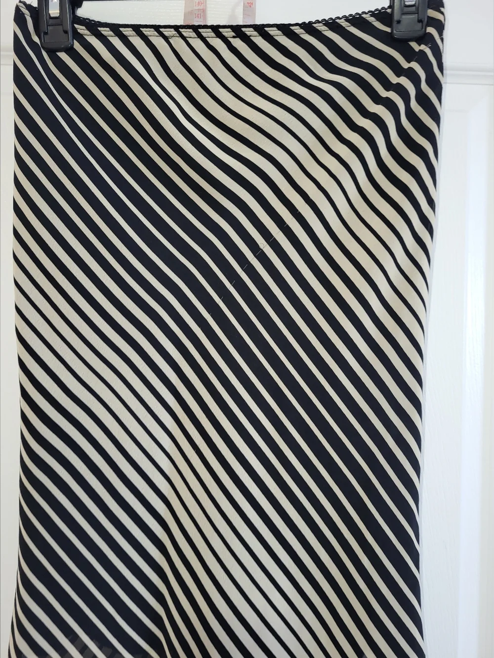 (M)🌺Vtg Classy Black/Beige Lined Diagonal Striped Fluted Midi Skirt W 13×L27" - Picture 3 of 5